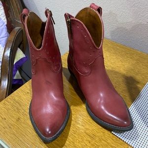 Fushia pink size:6 1:2 women’s